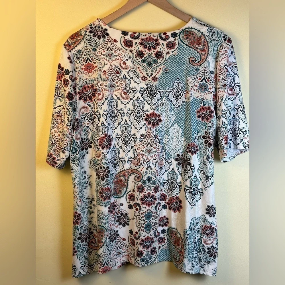Chico’s Multicolor Paisley Floral Top Short Sleeve V-neck Size 2 = Large